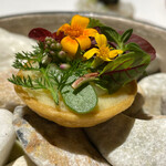 ラ・ヴァガボンド - ハーブがのるチーズタルト