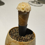 ラ・ヴァガボンド - 上に新生姜と中にサンマのマリネが忍ぶコルネ