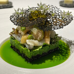 ラ・ヴァガボンド - 貝～魚醤などで味付けした北寄貝、ミル貝、イシカゲ貝、バイ貝四種類に九条ネギのオイル、古代米、ブロッコリーのピューレ、イカスミガレット他