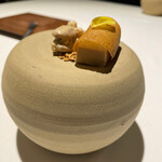 ラ・ヴァガボンド - フィンガーフード～トンカ豆のクッキーの下にフォアグラのテリーヌと梨　ピーカンナッツ