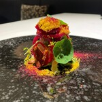 ラ・ヴァガボンド - 毛蟹～蟹味噌と和えた毛蟹とフレッシュなビーツ、フライにしたビーツ、キューブ状のビーツ　ナスタチウム　カラスミ