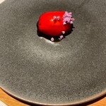 ラ・ヴァガボンド - 川名島白桃～フレッシュな桃とコンポートした桃にハイビスカスの赤いシート　紫蘇の花　バルサミコソース