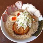 麺や 真玄 - 煮干し背脂らぁ麺（特大盛・ネギトッピング・自家製三種のチャーシュー盛り）