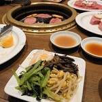 焼肉 鶯谷園 - ナムルからの絶景