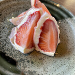 炉端と日本酒 魚丸 - 果実とチーズの生ハム包み(¥480)