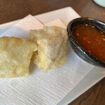 炉端と日本酒 魚丸 - 天ぷら カマンベール スイートチリ(¥280)