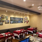 Osteria Gioia - 店内は天井が高くテーブル席18席　