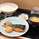 季節料理 魚竹 - 銀鮭照焼（定食）味噌汁、小皿、お新香付き