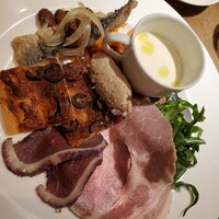カンブーザ - 前菜が素晴らしい
                    これでアルコール行ける