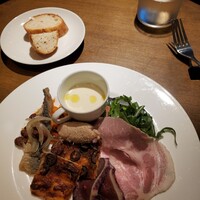 カンブーザ - 前菜とバケット！
                    綺麗な盛り合わせ