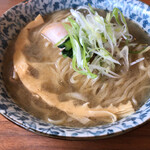 ラーメン イッケン - 少し濁りのある、ちょうどいい塩加減でほのかに煮干し香るスープ。ネギが旨い！