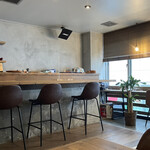 Totto Cafe&Bar - 落ち着いた色調の内観、窓際のカウンター席にはコンセント有り