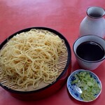 黒恵屋食堂 - ざるラーメン大盛り450円。ツユはラーメン汁ではなく蕎麦汁のそれと思われる、やや甘め。麺は水でシメられツルツルシコシコ。簡単に言えば蕎麦の代わりに中華麺になった品