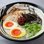 これだ！！製麺総本家 博多とんこつラーメン - 料理写真:豚骨スープに辛味噌が入った「赤」のラーメン