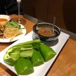 焼肉ホルモン 新井屋 - 牛タン挽肉&生ピー