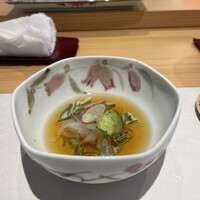 すし 副島康広 - ヤリイカ　エンペラのイカ素麺　ジュンサイ　
                イカの程よい食感と甘味、出汁の美味しさが良い⭐️⭐️⭐️⭐️⭐️