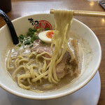 あいつのラーメン かたぐるま - しっかり重量感のあるもちもちした麺！平打ちパスタっぽい♡