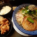 下品なぐらいダシのうまいラーメン屋 - 