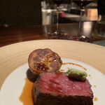 蒼 - 従来よりもフレッシュな状態で仕入れているという但馬玄。「リブロース」という言葉からはまったく想像できない軽やかさ。そしてピュアな赤身の美味しさが楽しめます。絶品。