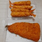 お肉屋さんのお惣菜場 ギューズプラス - エビフライ216円、サンマフライ216円