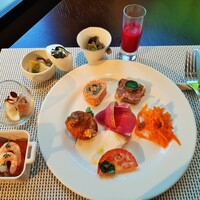 TERRACE & DINING ZERO - 美しく繊細なオードブルやサラダは、1品1品が本格フレンチの仕上がり♪凝った器にキレイに盛り付けた前菜や飲むサラダも