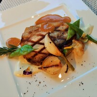TERRACE & DINING ZERO - 盛り付けも華やかなプリフィクスのお肉メイン、東京X豚ロース肉コンフィのグリエ、ムータルドソース