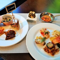 TERRACE & DINING ZERO - メイン料理やご飯もの、温菜もハイレベル！フレンチの定番キッシュロレーヌやコックオーヴァンもあれば、マッサマンカレーなど変わり種も