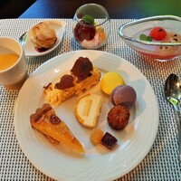 TERRACE & DINING ZERO - デザートも絶対外せない！話題のバスク風チーズケーキからグラスに入ったパフェ風、クレームカラメルにカヌレやマカロンなどのフレンチらしい1品まで種類豊富