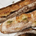 ル・プチメック - バゲットルヴァン㊤　緑オリーブとチーズのバゲット㊦