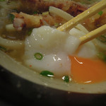 うどん 丸香 - 温泉卵を潰す