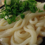 うどん 丸香 - かけ（冷）大盛＜大＞上天・下足天・温泉卵ズームアップ