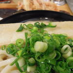 うどん 丸香 - かけ（冷）大盛＜大＞上天・下足天・温泉卵ズームアップ