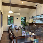 菊水 - 綺麗な店内。アクリル板もあり、入店前の手の消毒などコロナ対策は万全。