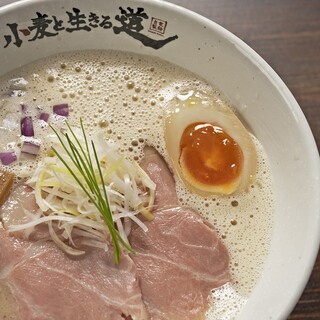 泡系鶏白湯…濃厚クリーミーな「濃厚鶏白湯そば」