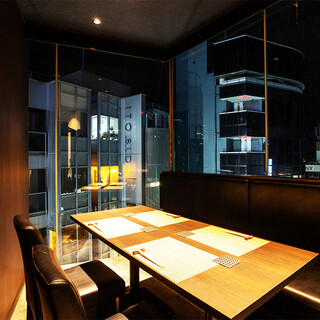 Enjoy the masterful techniques in a tranquil, completely private room with the night view of Yokohama