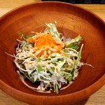 み乃家 - 最初に提供されるサラダ
      スパイスがきいたドレッシングが絶妙