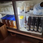 焼肉食堂たつみ - お茶、おしぼり、タレ、コップ(セルフサービス)