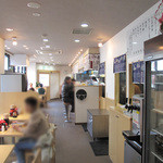 長崎亭 - ずいぶんと細長いお店です。カウンター・テーブル・掘り炬燵式の小上がりがあります。