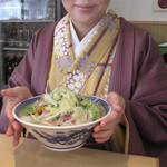 長崎亭 - 福岡市西区福重に本店があるチャンポンの人気店『長崎亭』の薬院店です。
      基本のチャンポンは560円。
      今回はそれに炒め野菜50円を追加しました。
      