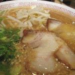 長崎亭 - 醤油色のスープにチャーシュー・もやし・ネギ・ゴマが乗った昔懐かしい中華そばスタイルです。
      
      