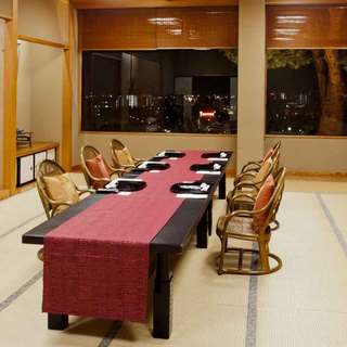 Private tatami rooms are popular, accommodating various group sizes. Enjoy stunning night views and cherry blossoms.