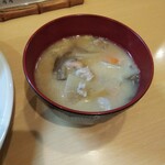 とんかつ燕楽 - 根菜ゴロゴロ白味噌仕立ての美味しい豚汁。お代わり欲しいにゃあ……