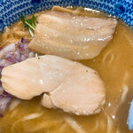 あごだし中華そば いぬさき - 【2021年09月】濃厚鶏白湯そば～あごだし合わせ～＠880円、豚バラと鶏ムネの２種のチャーシューもイイ感じ。