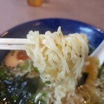 麺や品 - 平打ち縮れ麺（大友製麺）