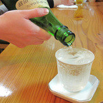 Kaiou - 大好物の佐賀の日本酒・東一。ちっちゃい冷酒グラスではなく、受け皿までナミナミのコップ酒です♪
                        