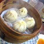 餃子屋 満園 - 小龍包（3個）￥320、1つサービス頂きました＾＾