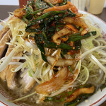 ラーメン二郎 - 小ぶた（880円）＋ネギ（100円）＋ニラキムチ（80円）、ニンニクコール