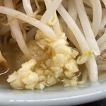 ラーメン もっけだの - ラーメン普通ニンニクヤサイマシマシ+味玉のニンニク