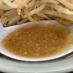 ラーメン もっけだの - ラーメン普通ニンニクヤサイマシマシ+味玉のスープ