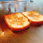 南海グリル - 肉汁含んだ食パンをバターで焼きます